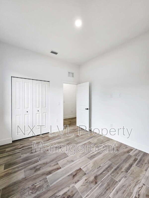 Building Photo - 4113 Kismet Pkwy W