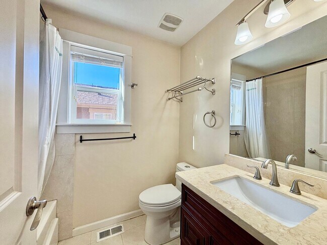 Building Photo - Modern New Construction 4b3b Townhome