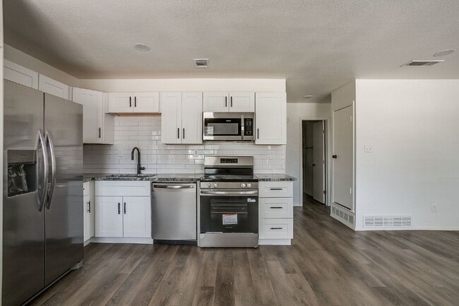 Building Photo - Charming 2 Bedroom Duplex in Westworth Village