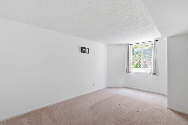 Building Photo - 1024 N Utah St