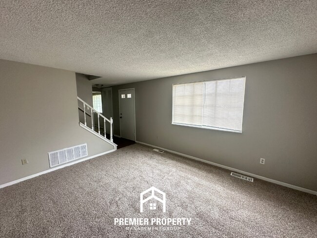 Building Photo - Spacious 4BR Home w/ Fireplace, Covered Patio & Fenced Yard