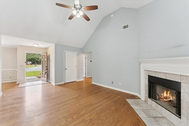 Building Photo - AVAILABLE OCTOBER 2025! [PET FRIENDLY]