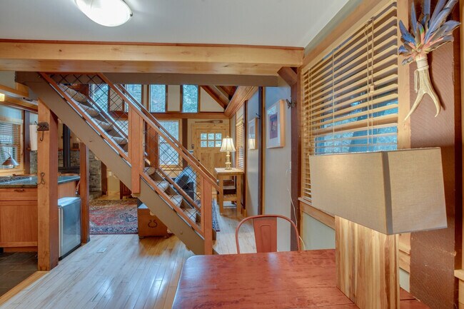 Building Photo - 7040 Bellevue Ave