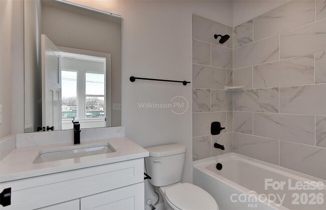 Building Photo - 2204 Northend Dr