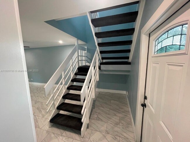 Building Photo - 330 Sunshine Dr