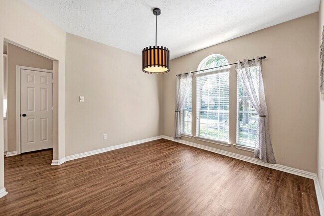 Building Photo - 135 W Russet Grove Cir