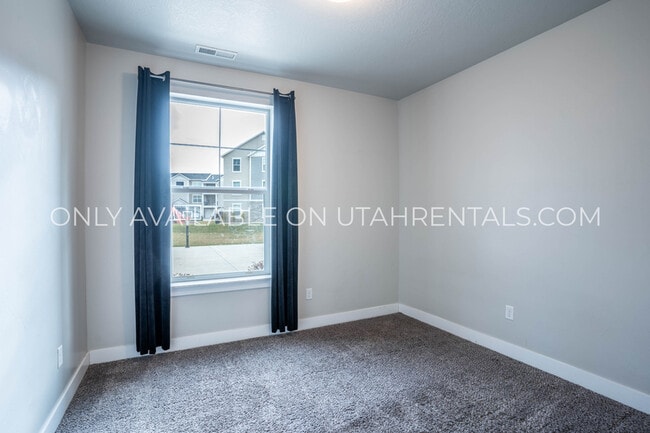 Building Photo - 71 W Silver Springs Dr