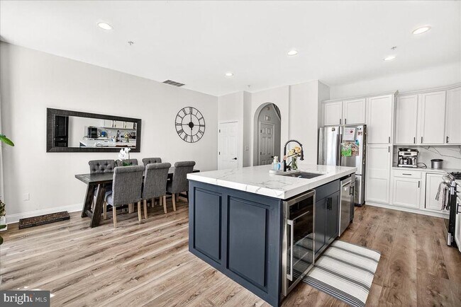 Building Photo - 910 Featherstone St