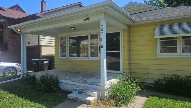 Building Photo - Mid Century 3 Bedroom