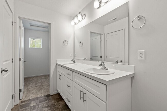 Building Photo - 4800-4802 E Fairview Ave