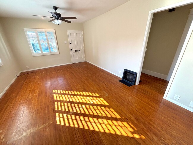 Building Photo - Charming 2 Bedroom 1 Bath home in desirabl...