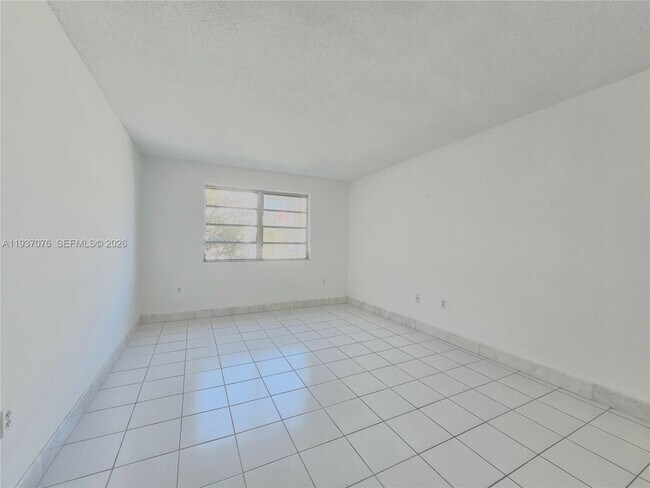 Building Photo - 1225 NE 124th St