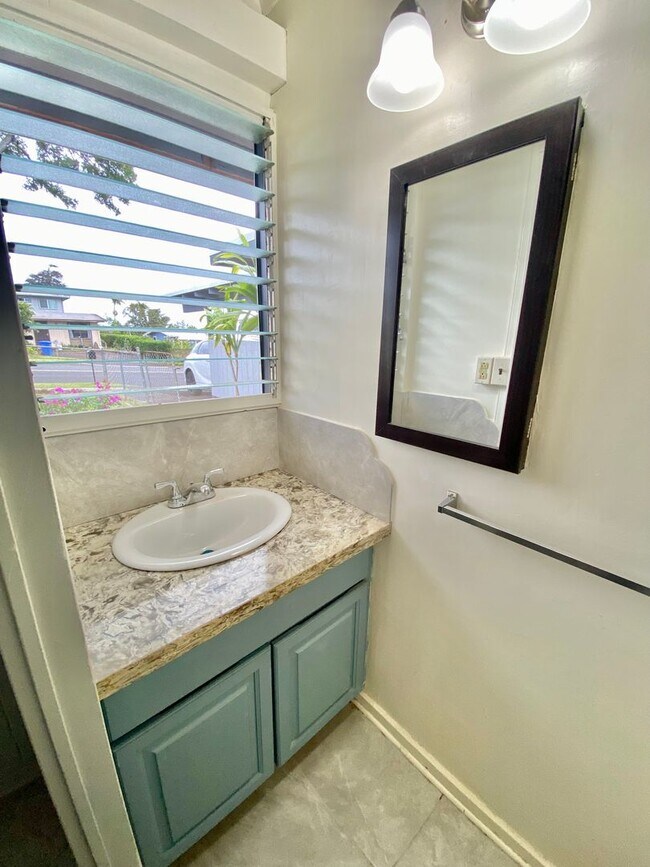 Building Photo - Recently Renovated 3 bed, 1.5 bath house i...