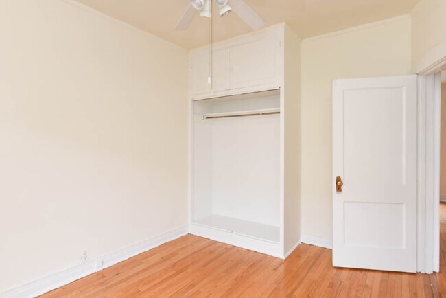 Building Photo - 834 W Waveland Ave