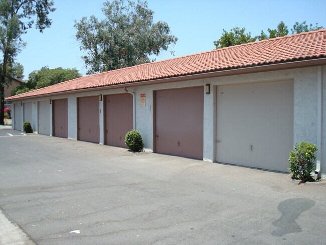 Building Photo - 3 bedroom 2 bath in great neighborhood in ...