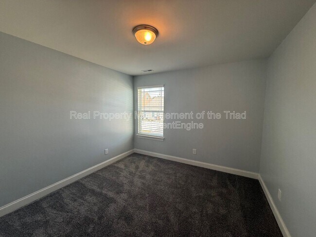 Building Photo - 2211 Talon Dr