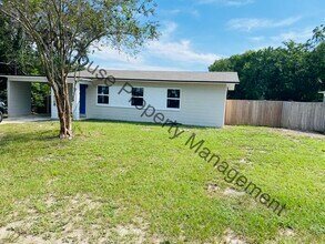 Building Photo - Beautiful 3 Bedroom Home With Fenced Backyard