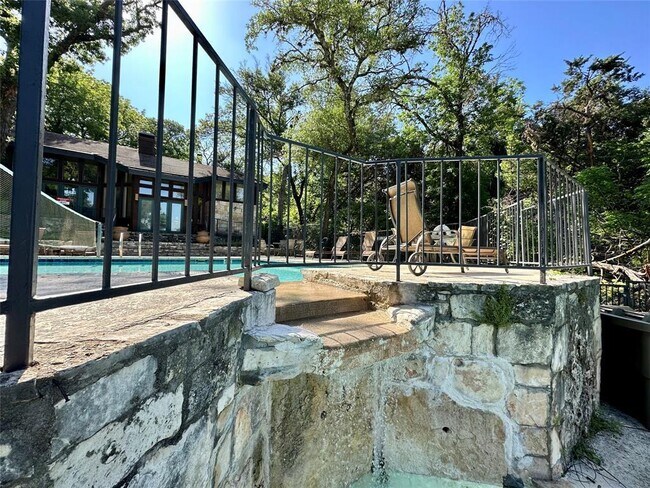 Building Photo - 4711 Spicewood Springs Rd