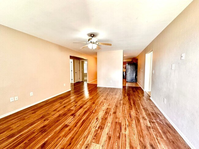 Building Photo - Newer 3 Bedroom off I-240