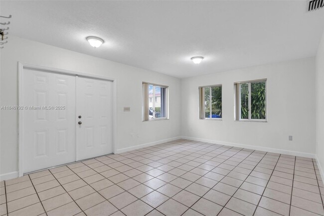 Building Photo - 2817 SW 39th Ave
