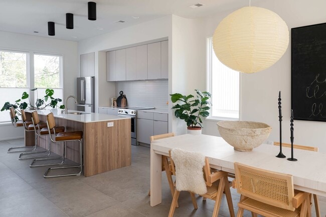 Building Photo - Great contempory home close to the heart o...