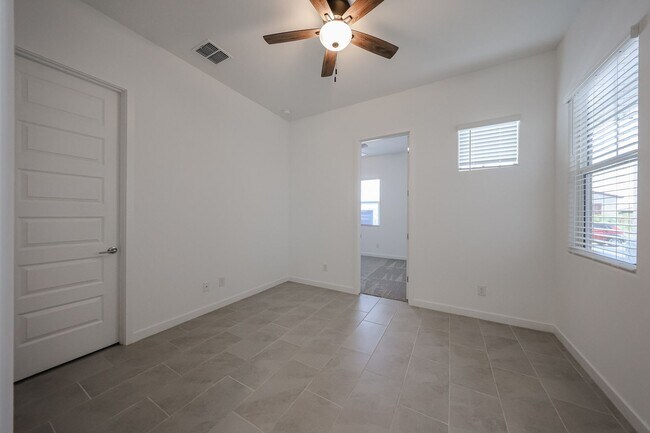 Building Photo - Beautiful 4 bedroom plus den home in Aloravita