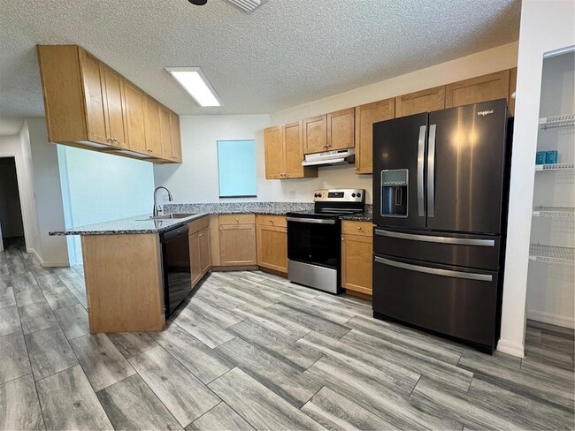 Building Photo - 215 Fernwood St