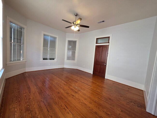 Building Photo - Large one story 3 bedroom Victorian cottage