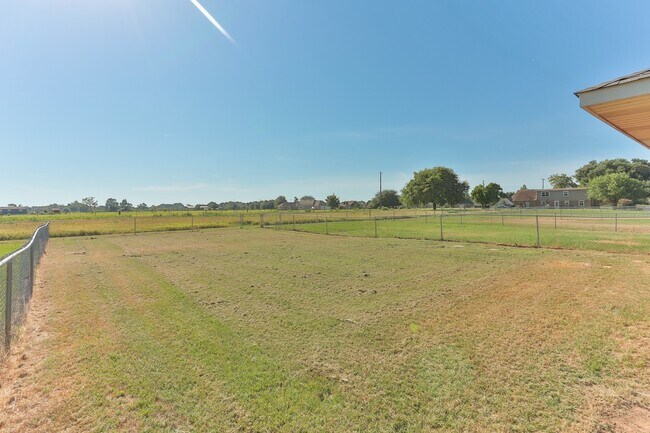 Building Photo - 16140 Rolling Meadows Dr