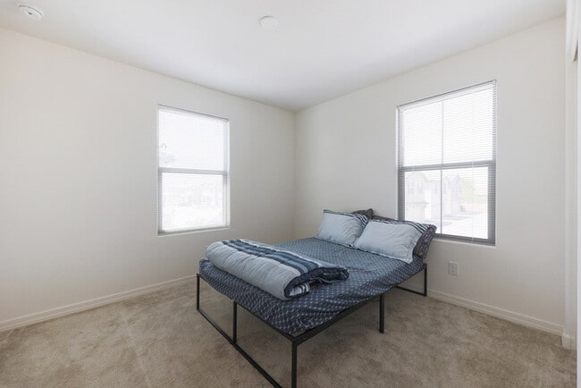 Building Photo - BEAUTIFUL 3 bed + LOFT