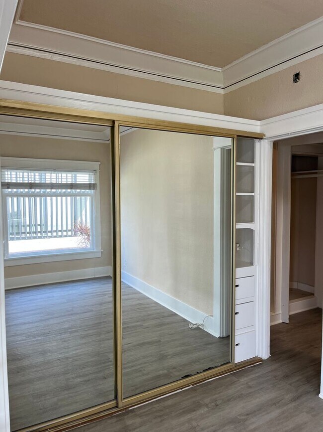 Building Photo - Spacious Studio with Balboa Park Views
