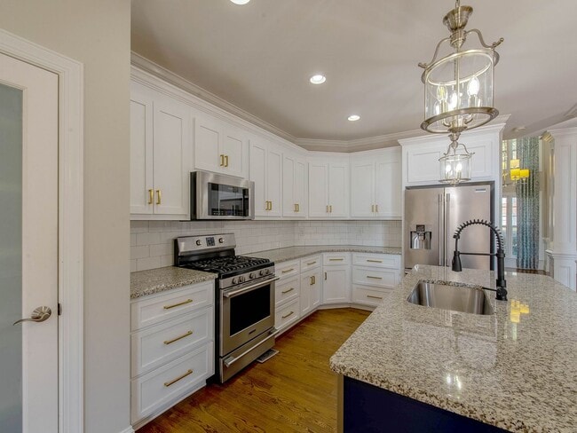 Building Photo - Move in ready Cotswold dream home.