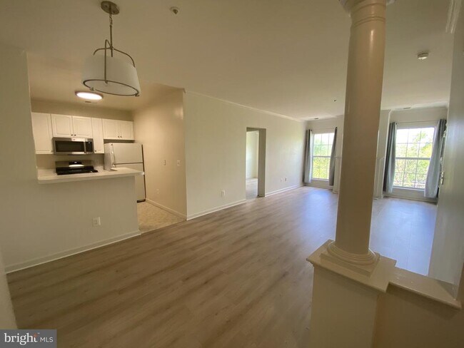 Building Photo - 7000 Falls Reach Dr