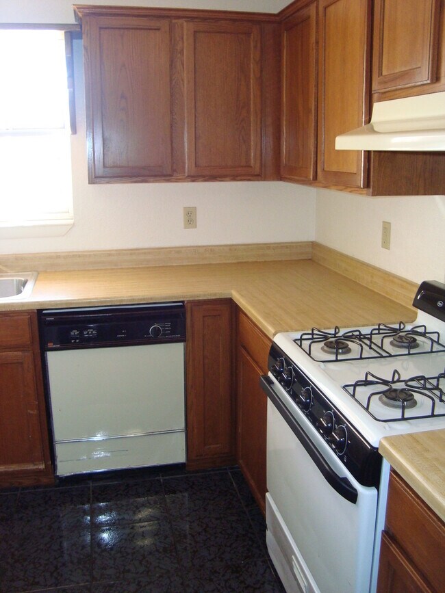 Building Photo - Refrig A/C 3bed/2bath!