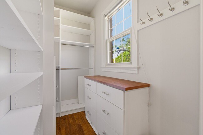 Building Photo - 422 Butternut St NW