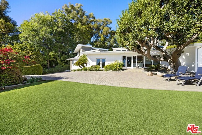 Building Photo - 11215 Sunset Blvd