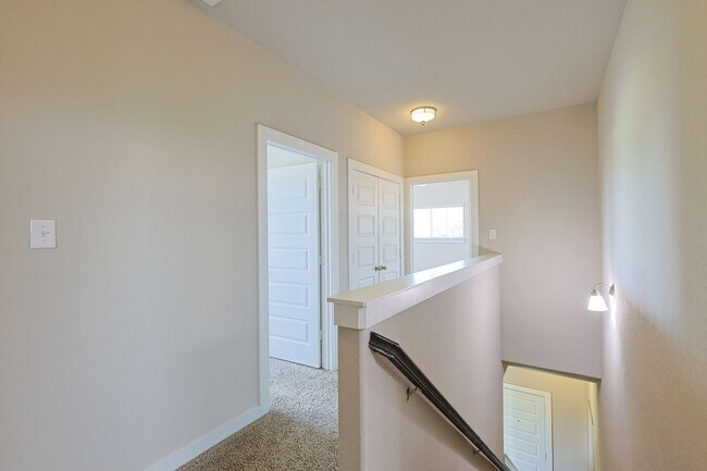 Building Photo - Large Modern Four Bedroom Duplex