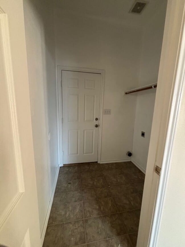 Building Photo - Charming 3 Bedroom, 2 Bath Home – Move-In Ready!