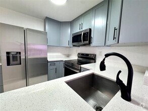 Building Photo - 9350 Fontainebleau Blvd