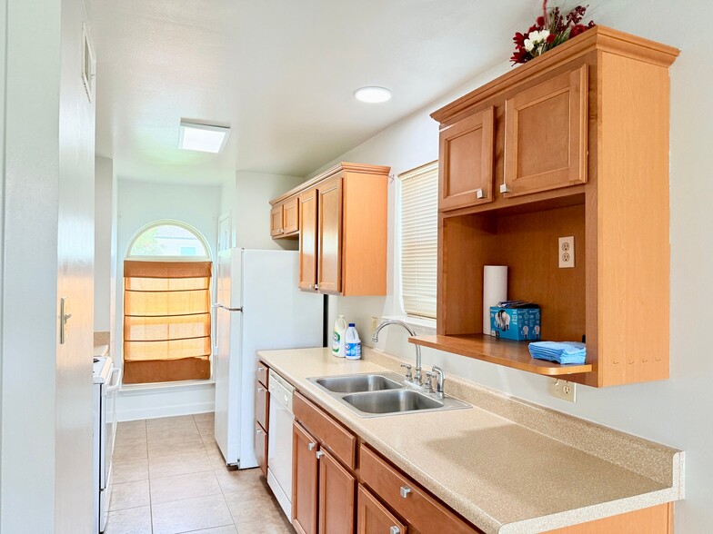 Building Photo - 3563 Kings Dr