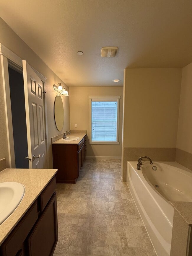 Building Photo - 1204 Burnside Pl