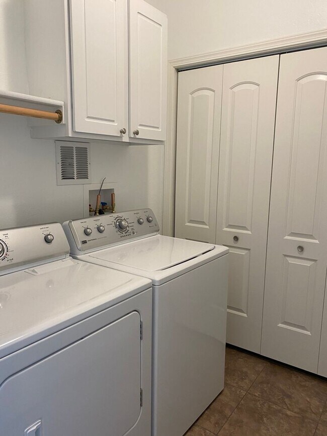 Building Photo - 509 East Kiowa-102