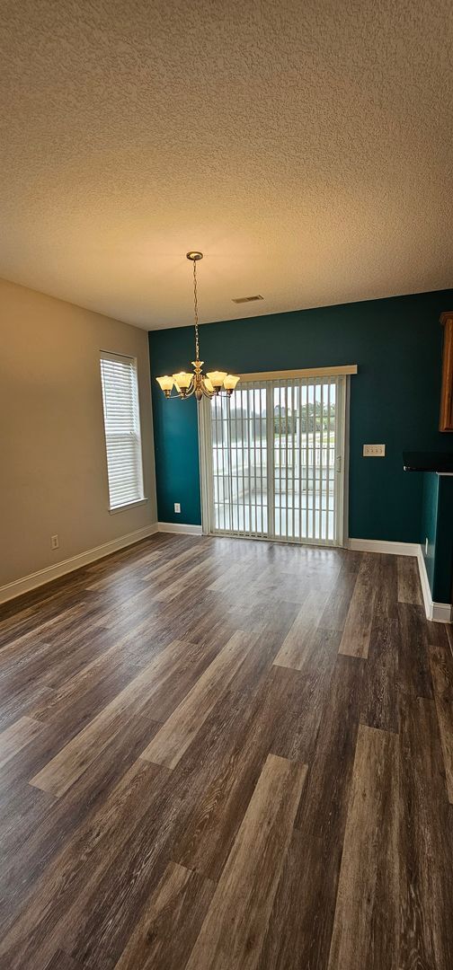 Building Photo - Rental in Desireable Hunters Ridge