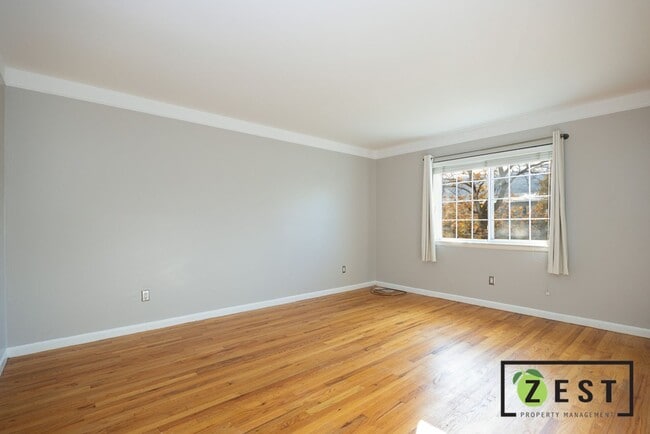 Building Photo - Beautiful 2 Bed 1.5 Bath Townhome available August 15th!
