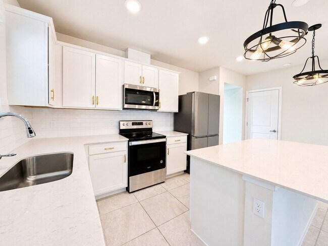 Building Photo - Welcome home to refined family living in this 3Bedrooms / 2.5Baths residence in Tohoqua!