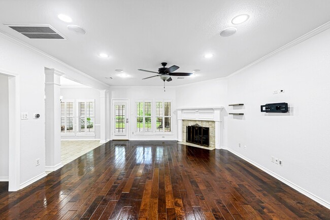 Building Photo - 902 Fairgate Dr