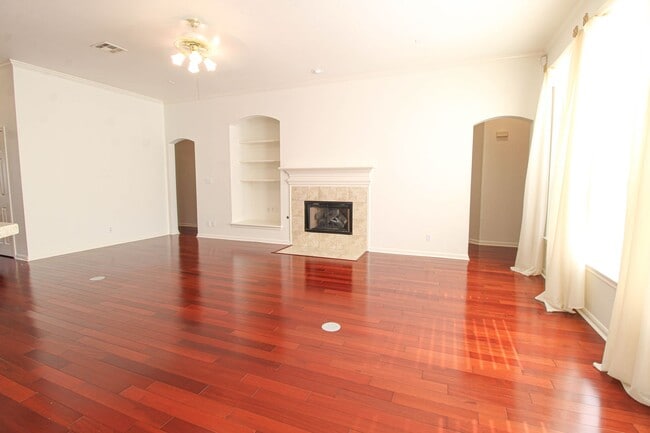 Building Photo - 121 Antler Cir