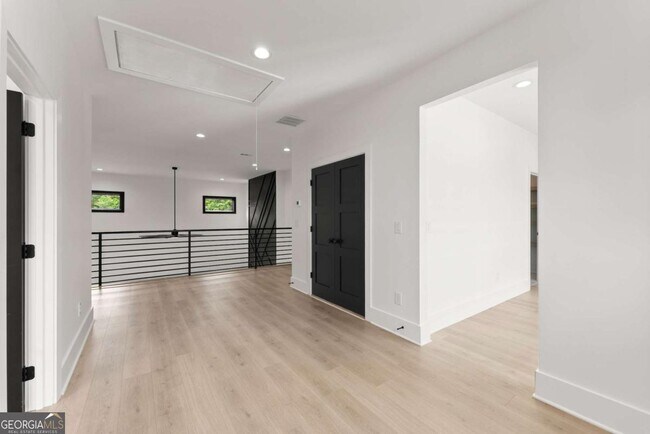 Building Photo - 151 S Pointe Dr