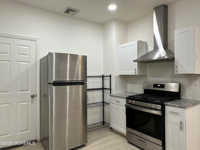 Building Photo - 678 Buttonwood Ave