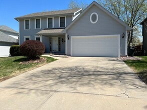 Building Photo - Well-Located 4 Bedroom with Versatile Living Space!!